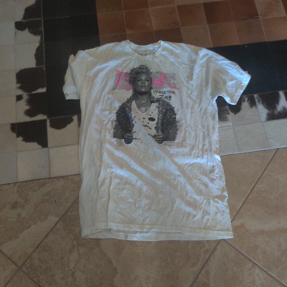 Pink 2018 concert Tee size XXL New